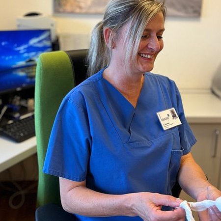 Krankenschwester im Fokus mit "Stöpsel"