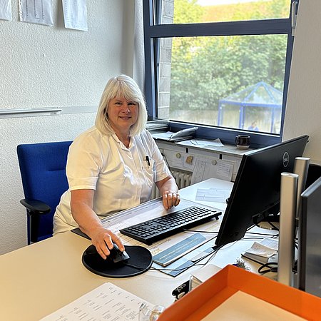 Karola Philip Diätexpertin DIAKO Krankenhaus am PC bei der Planung individueller Diätpläne