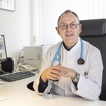 Prof. Dr. Ralf Ulrich Trappe Leiter des Zentrum für Hämatologische Neoplasien an seinem Schreibtisch 