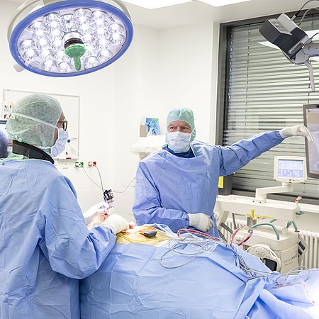 DIAKO Krankenhaus Bremen: Navigierte OP an der Wirbelsäule. Dr. Martin Lewandowski Chefarzt für Unfall- und Wirbelsäulenchirurgie. Foto: Karsten Klama