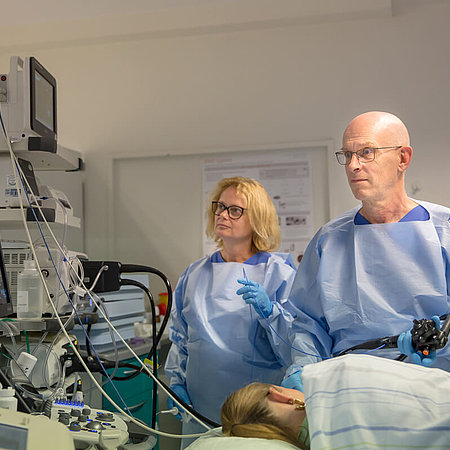 DIAKO Dr. Grotjahn mit medizinischer Mitarbeiterin im Operationssaal