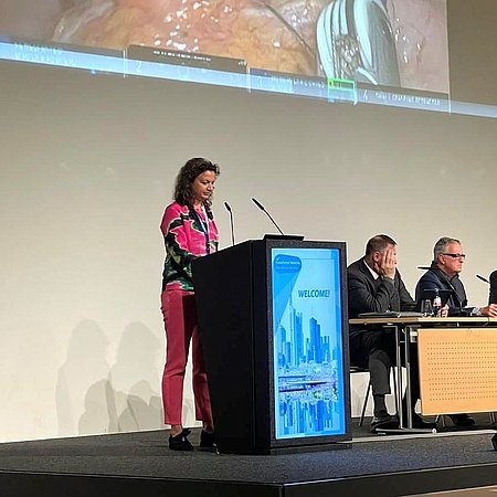 Dr. Junghans hält Vortrag am Rednerpult in Frankfurt
