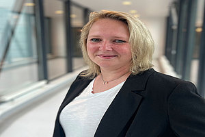 Porträt von Jana Kleinekemper, Leitung Flexpool, lächelnd vor neutralem Hintergrund
