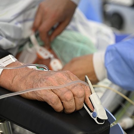 Ältere Patienten-Hand mit Fingerclip zur Messung des Sauerstoffgehalts im Blut