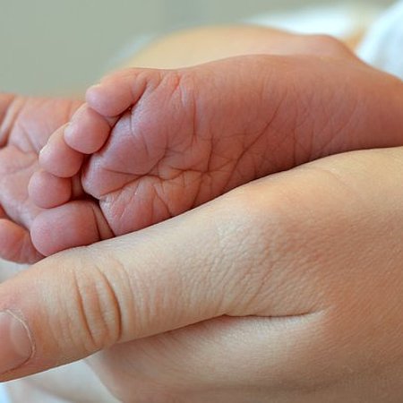 Kleine Füßchen werden sicher gehalten - Anmeldung zur Geburt