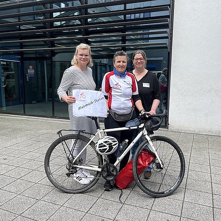 Gruppenfoto mit Radfahrerin