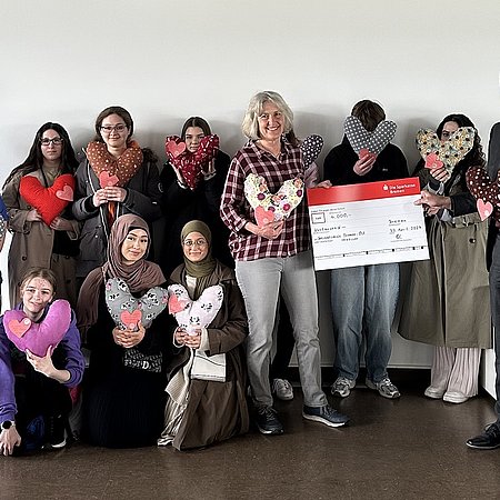 Gruppenfoto der Spendenübergabe: "Herzen gegen Schmerzen"